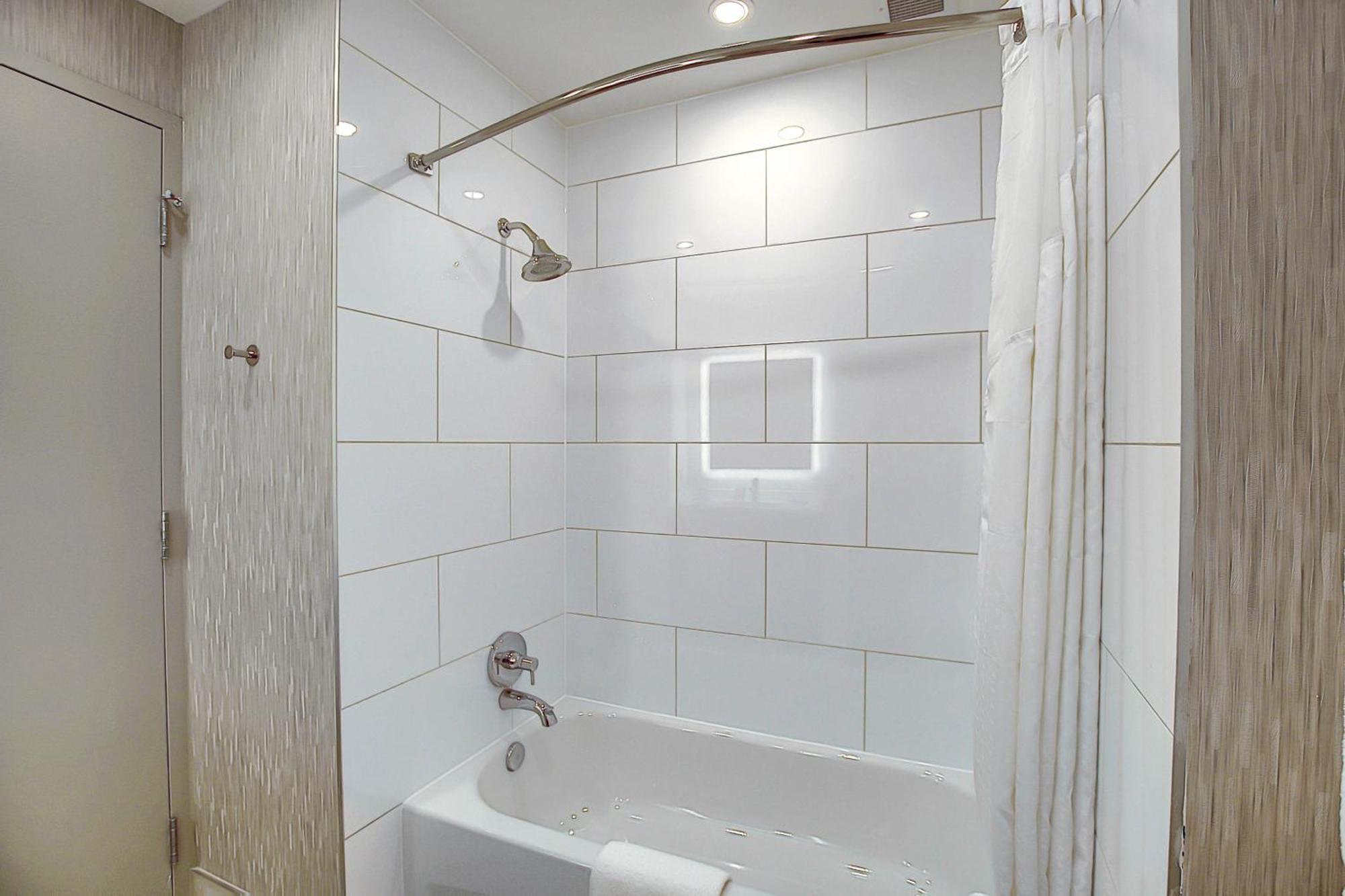 Hotel Express & - Airport Trail Ne By Ihg