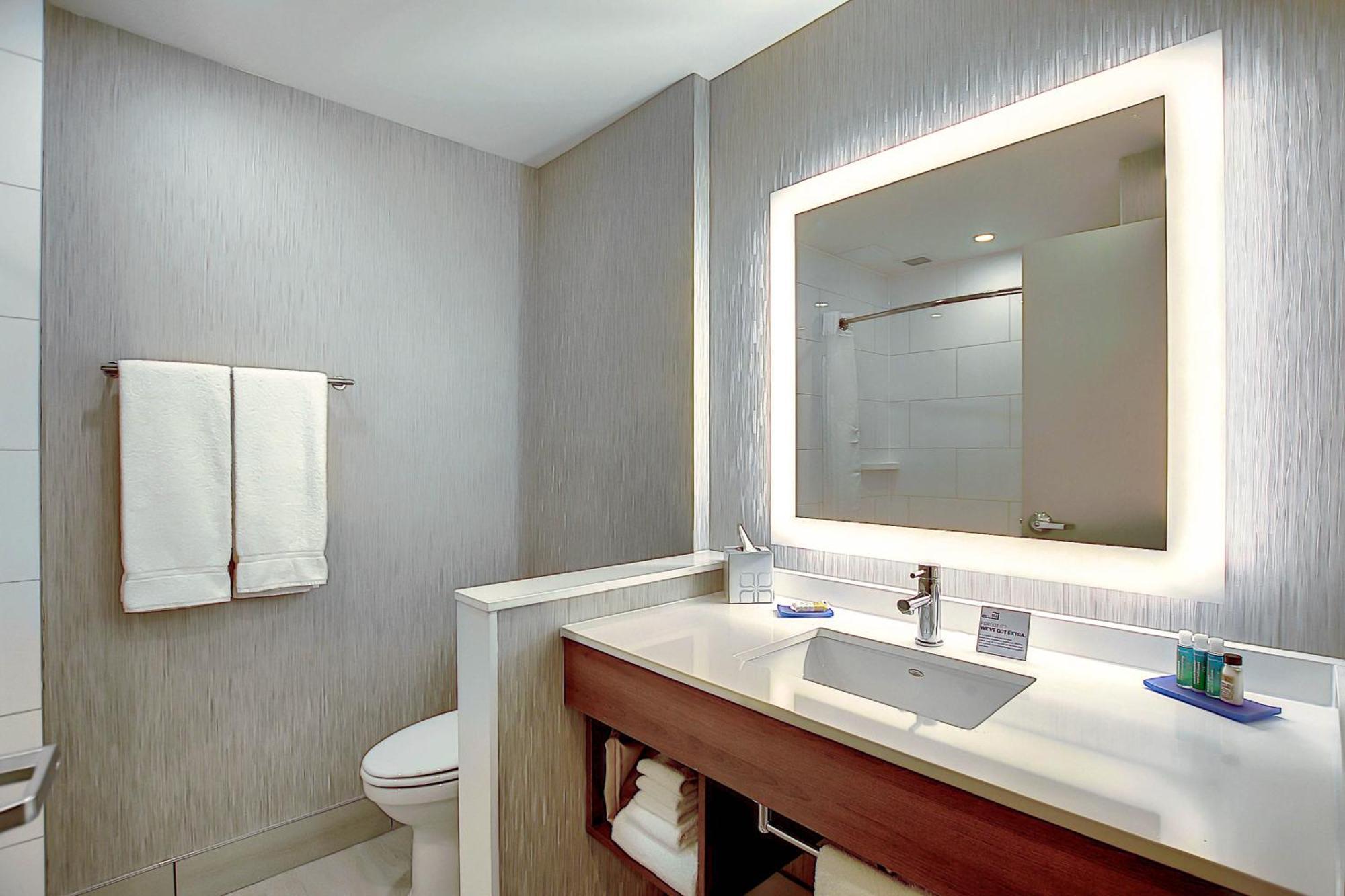 Express & - Airport Trail Ne By Ihg Hotel