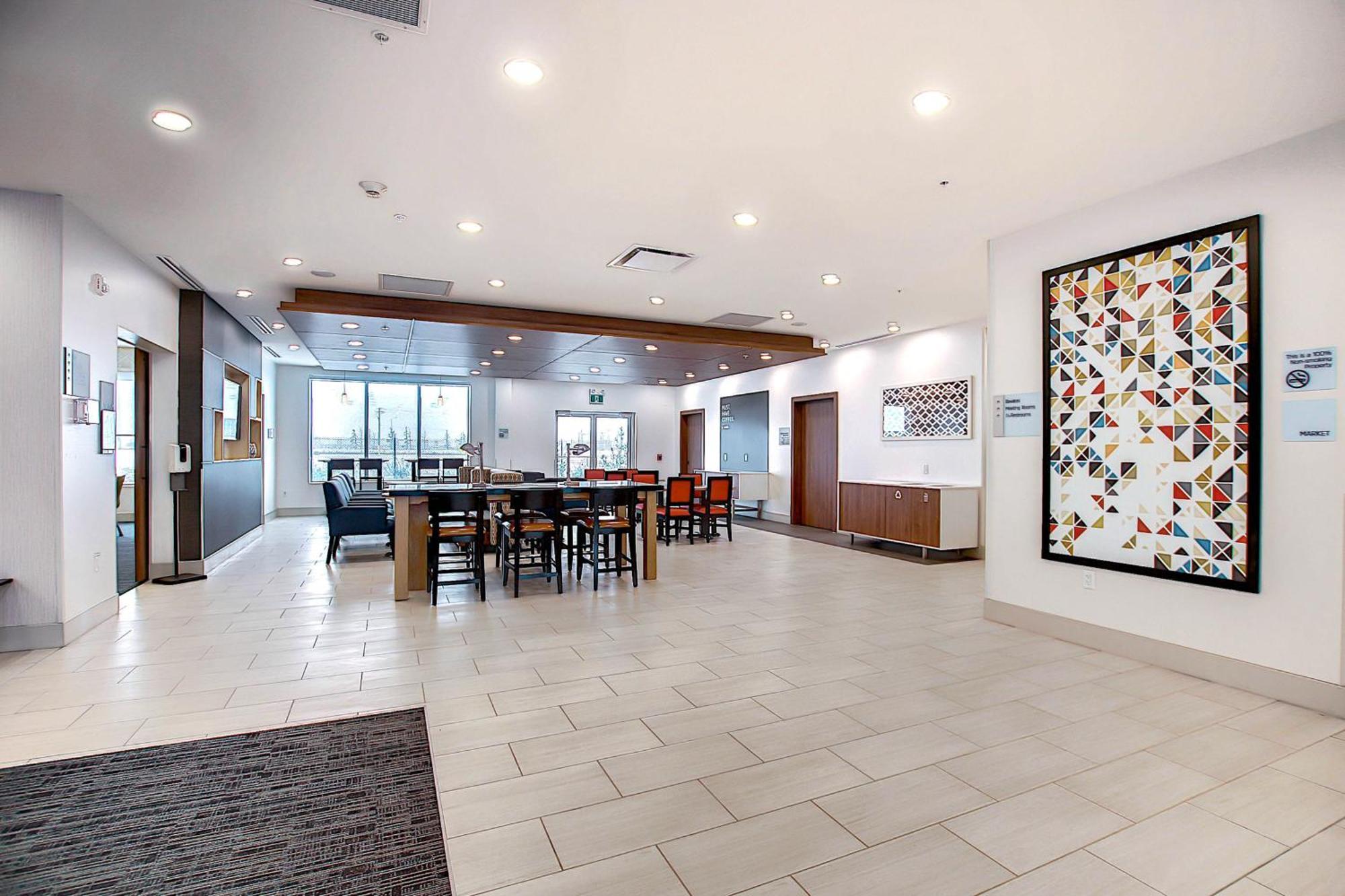 Express & - Airport Trail Ne By Ihg Hotel 3*