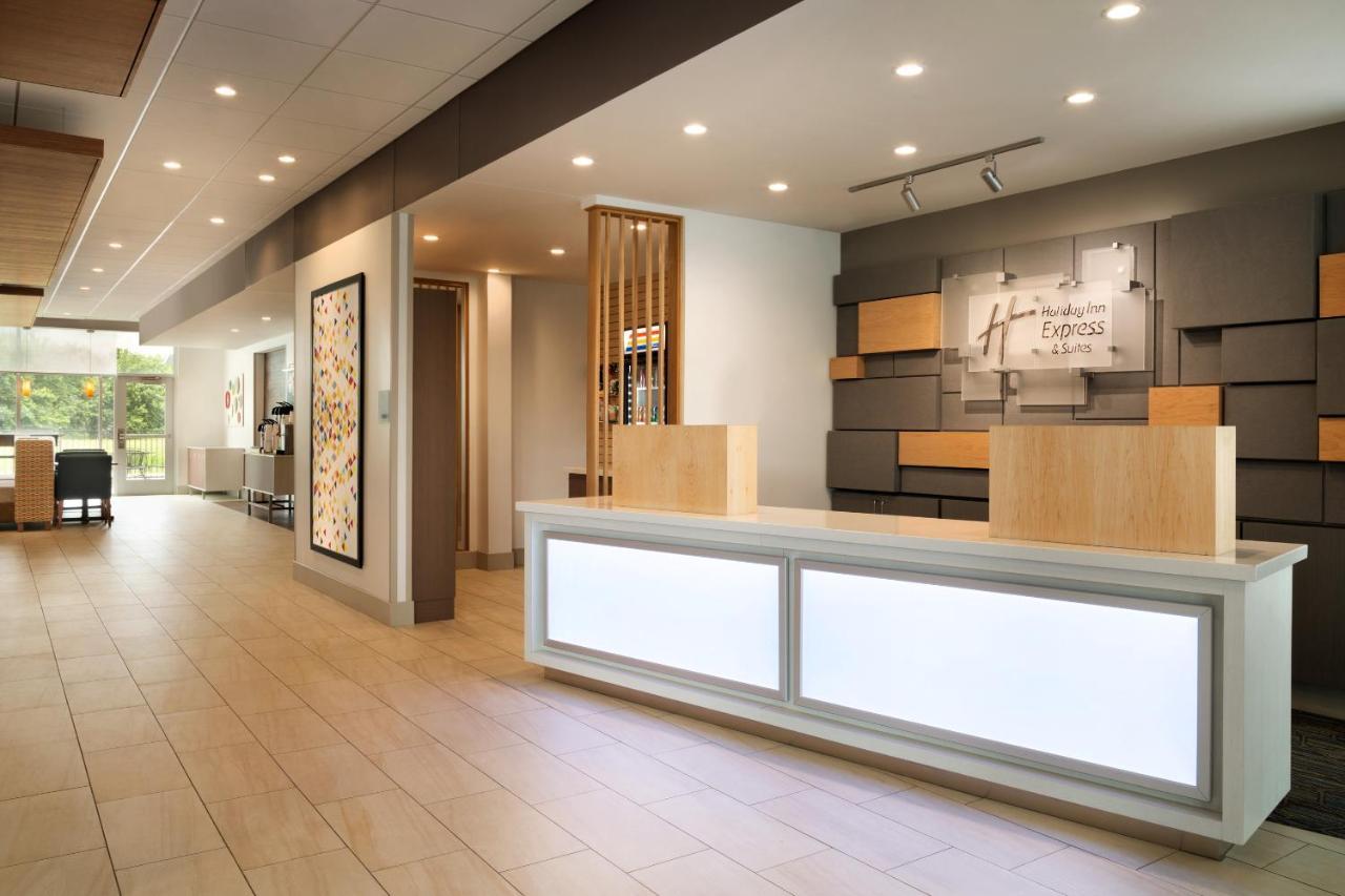Express & - Airport Trail Ne By Ihg Hotel 3*